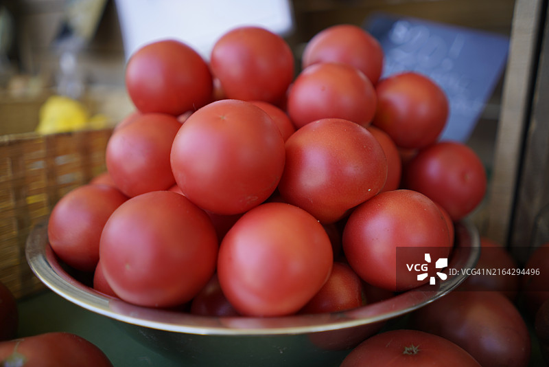 农贸市场出售的番茄图片素材