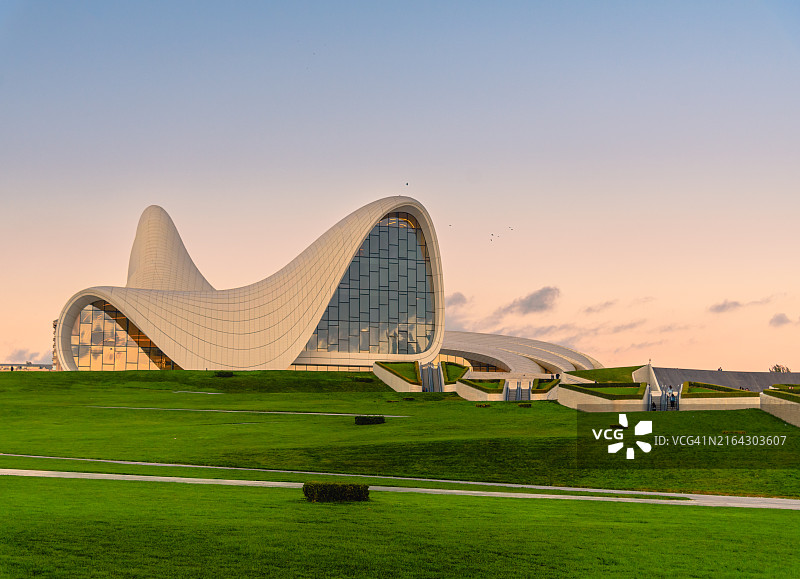 阿塞拜疆巴库的盖达尔·阿利耶夫文化中心图片素材