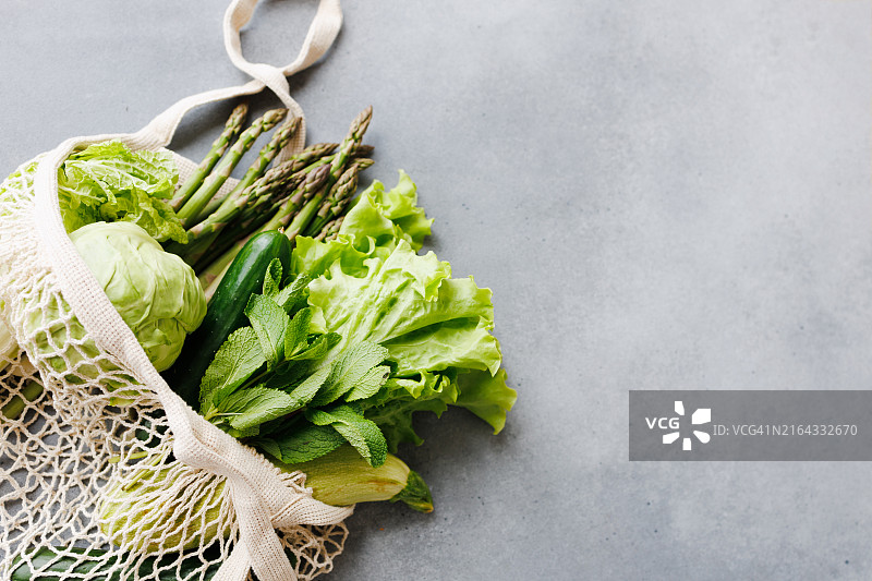 可重复利用购物袋中的绿色蔬菜图片素材