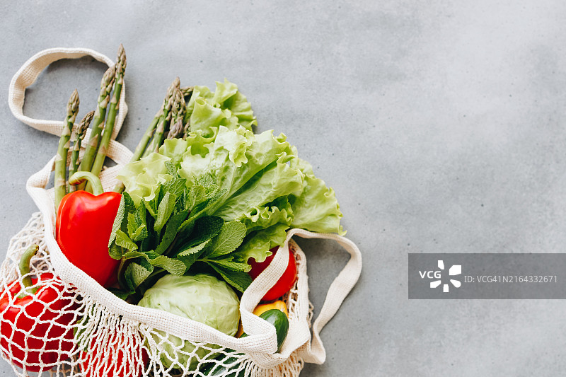 可重复使用的购物袋中的新鲜蔬菜图片素材