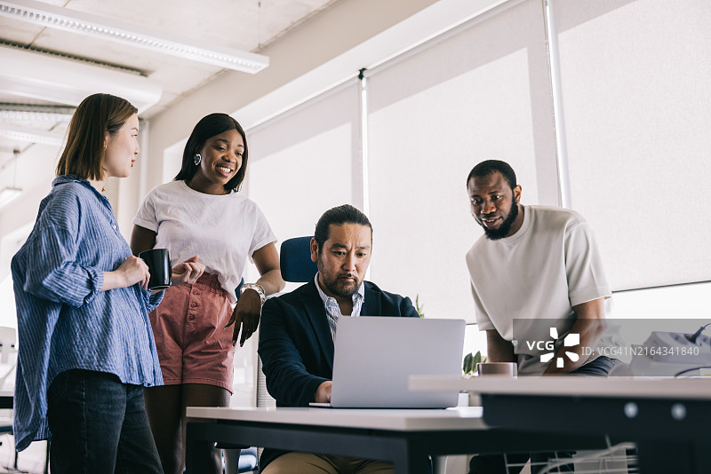 在办公室共同进行项目的同事们图片素材