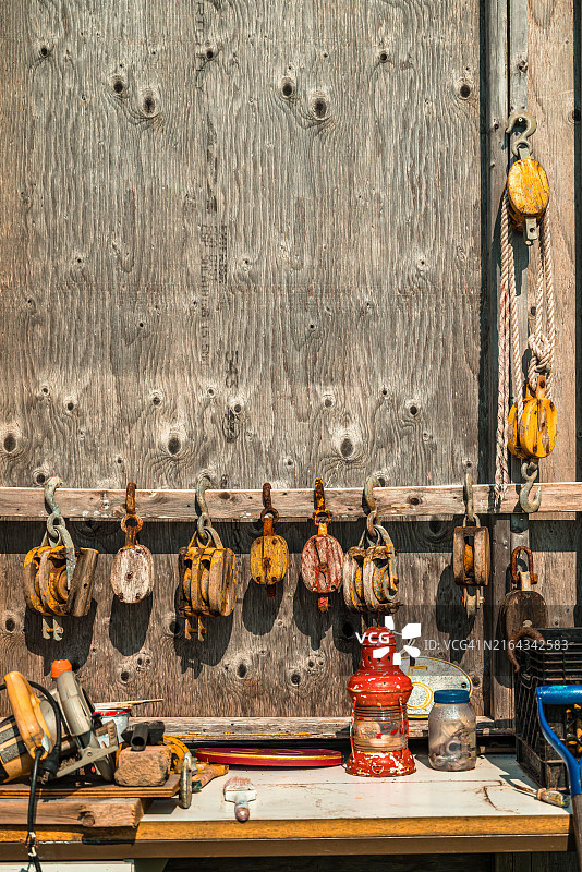 带有旧航海滑轮的工作台图片素材