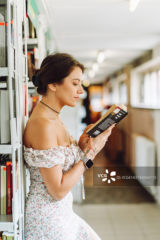 书香之梦：沉浸在图书馆阅读中的女人，拥抱文学幻想图片素材