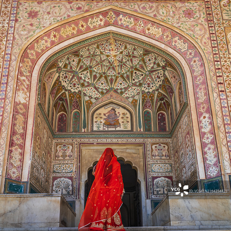 身穿传统拉贾斯坦邦服饰的年轻印度女子图片素材