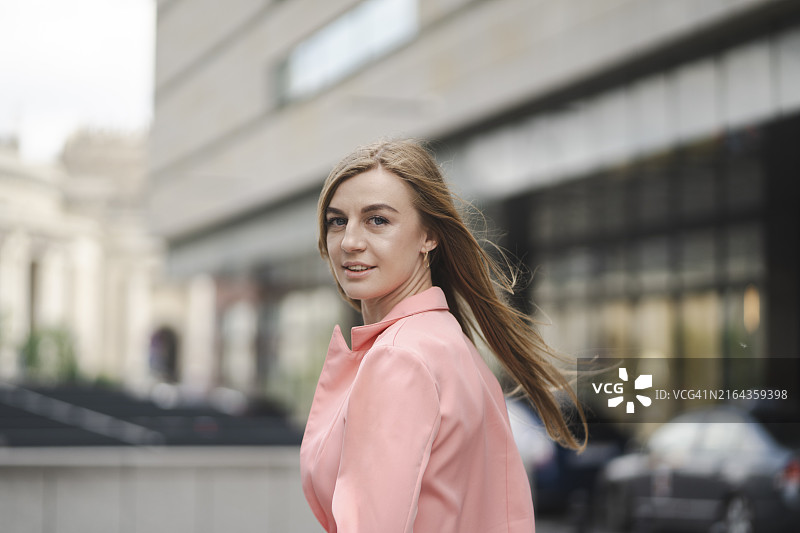 秀发蓬松的年轻漂亮女人回眸图片素材