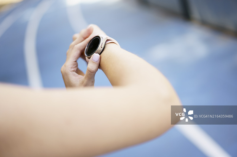 女人使用智能手表图片素材