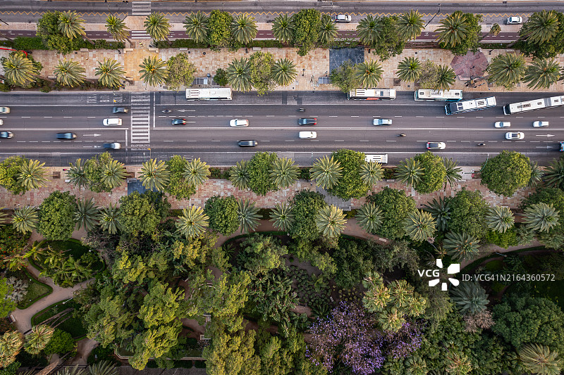 西班牙马拉加中央公园和主干道高峰时段交通的航拍图图片素材