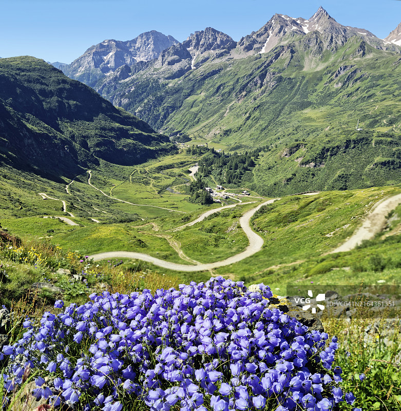 阿尔卑斯托贾的福尔马扎山谷方形景观，背景是雷蒂山、焦韦山、弗雷格拉峰和内费尔吉乌科尔尼山图片素材
