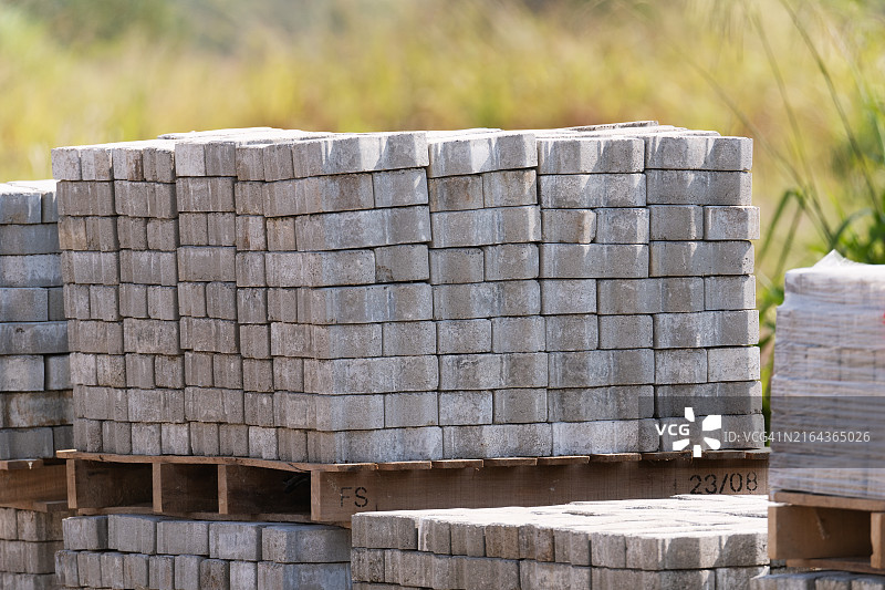 木制托盘上的灰色水泥砖图片素材