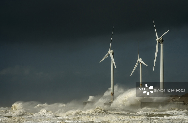 风暴海浪拍打着风力涡轮机图片素材