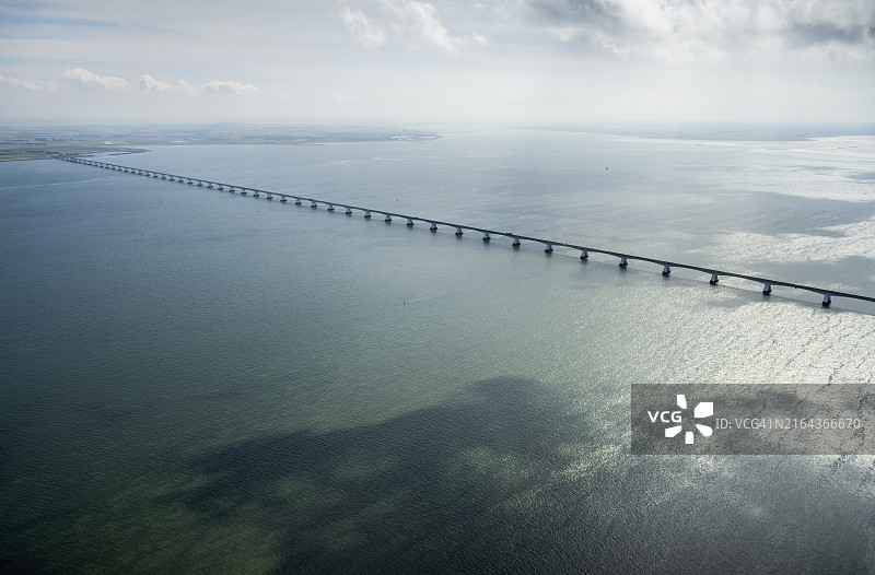 荷兰多云天空下的西兰大桥图片素材