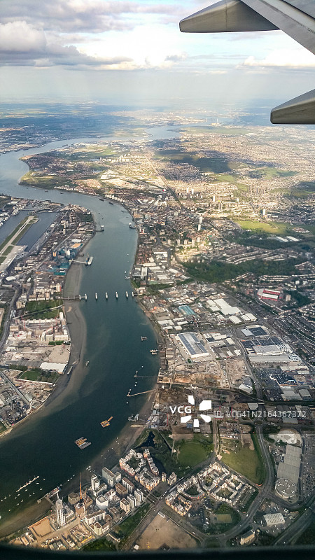 从飞机上俯瞰伦敦城市机场图片素材