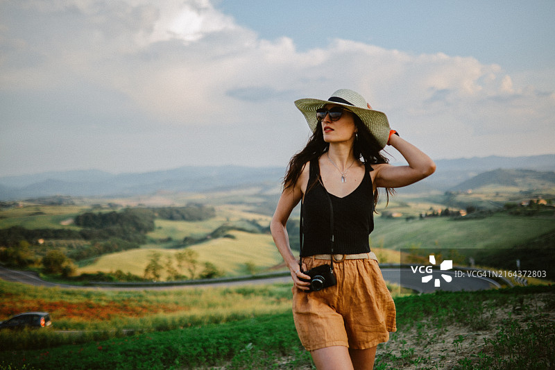 女摄影师在意大利托斯卡纳享受美景图片素材