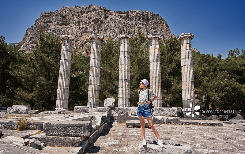 年轻女游客参观古城图片素材