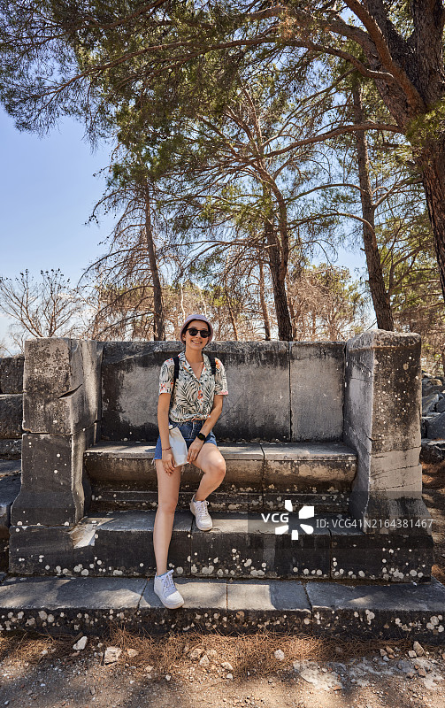 年轻女游客参观古城图片素材