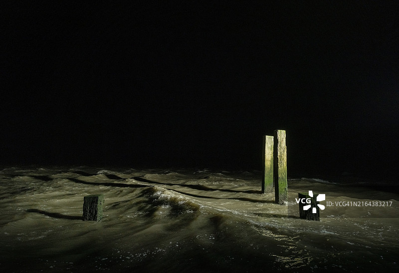 夜间瓦登海的发光木桩图片素材