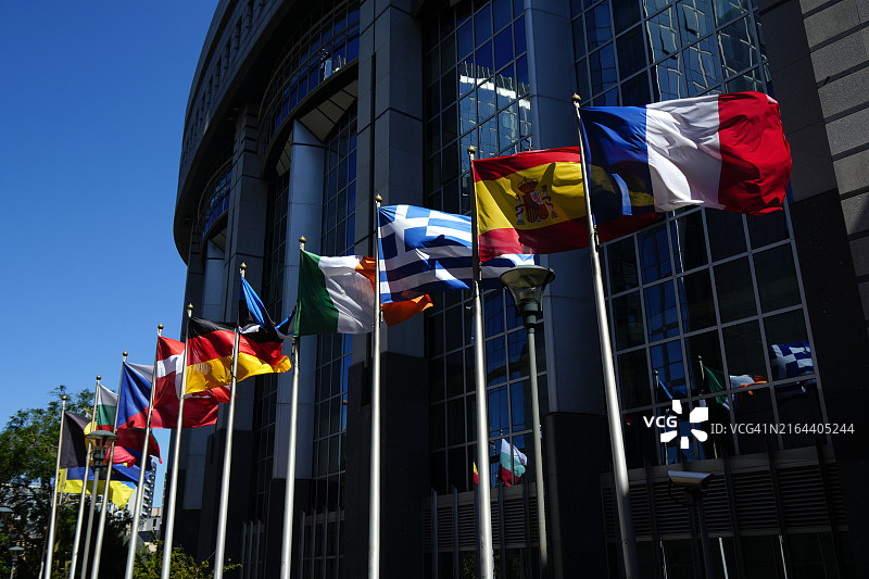 欧洲议会大厦前的欧洲各国国旗图片素材