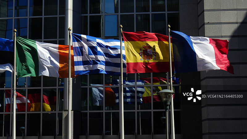 欧洲议会大厦前的欧洲各国国旗图片素材