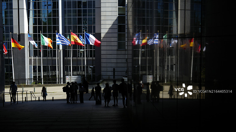 欧洲议会大厦前的欧洲国家旗帜与游客图片素材