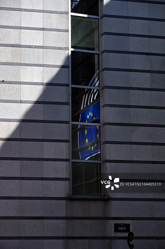 欧洲议会大厦前的欧洲各国国旗图片素材