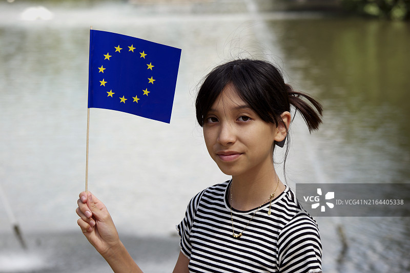 混血青少年身披欧盟旗帜图片素材