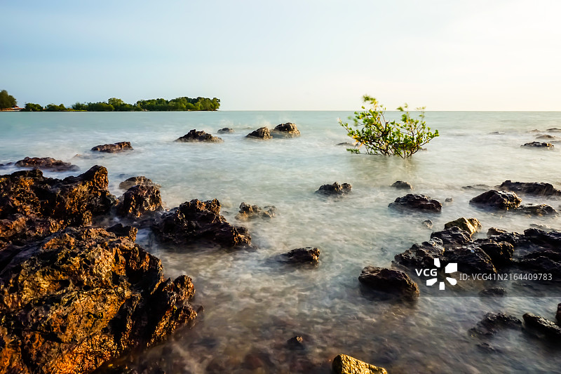 大海对着天空的美景图片素材