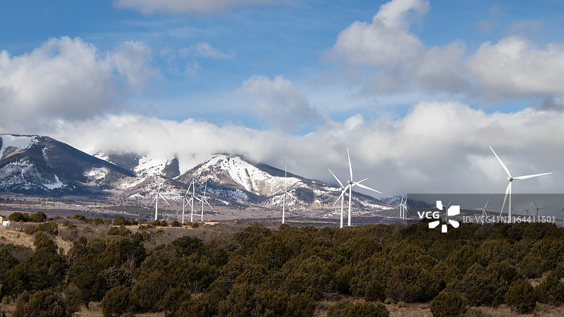 美国犹他州蒙蒂塞洛风力涡轮机田园风光图片素材