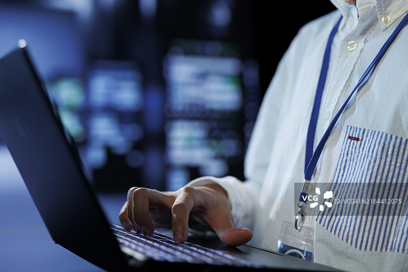 开发者在笔记本电脑上编写AI代码，技术支持防止服务器过载图片素材