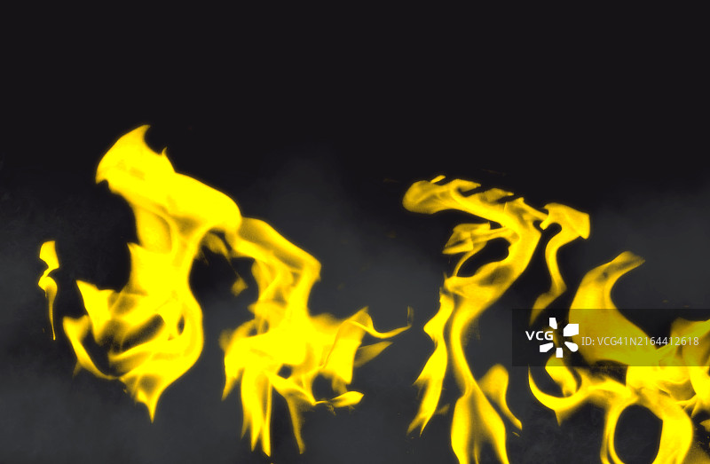 黑色背景上的火焰特写镜头图片素材