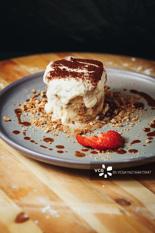 美味提拉米苏搭配草莓可可粉图片素材