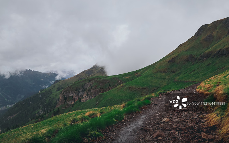 雨中马尔莫拉达山的景色图片素材