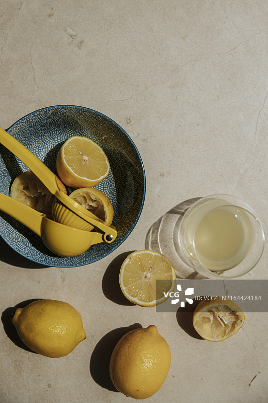 半个柠檬、柠檬榨汁器和一杯柠檬汁图片素材
