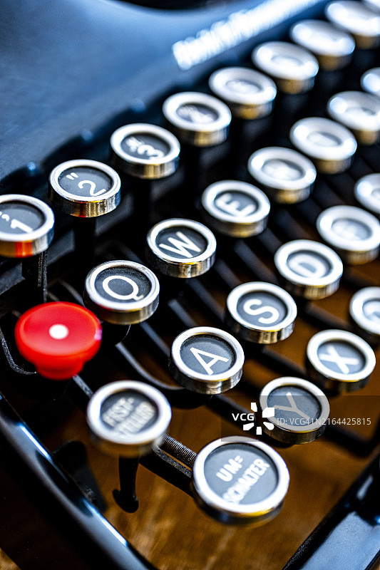 古董打字机键盘特写图片素材