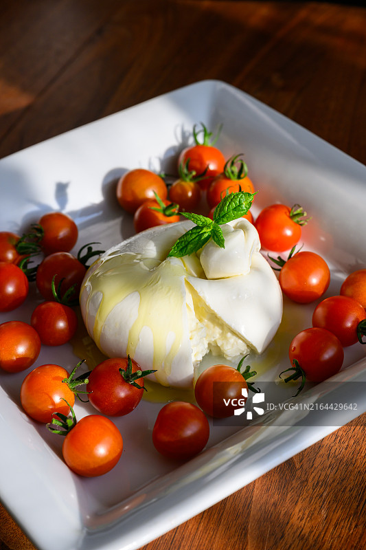 布拉塔奶酪和成熟的樱桃番茄图片素材