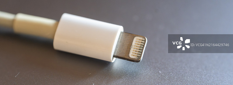 桌面上的照明电缆图片素材