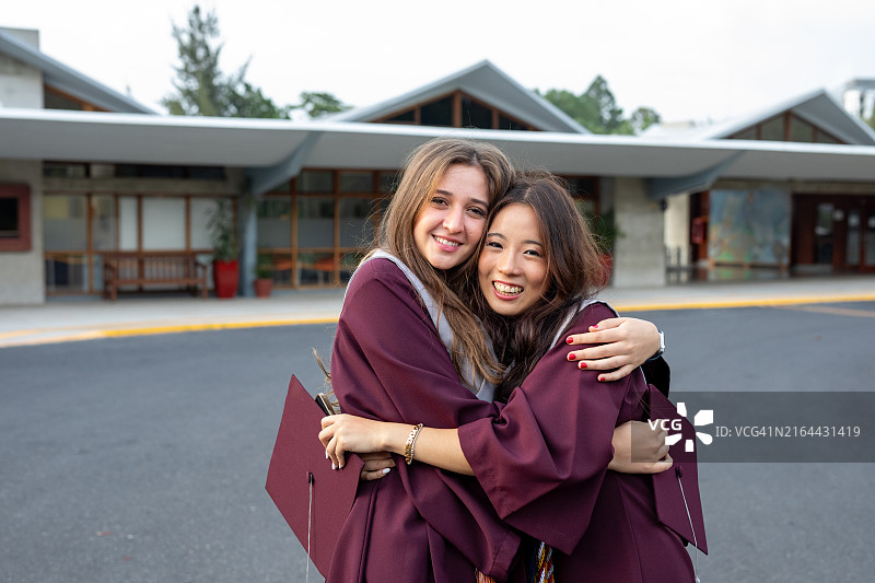 毕业典礼上快乐的年轻女毕业生肖像图片素材
