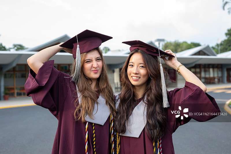 毕业典礼上快乐的年轻女毕业生肖像图片素材