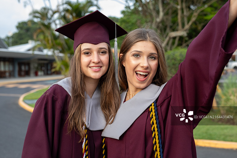 毕业典礼上快乐的年轻女毕业生肖像图片素材