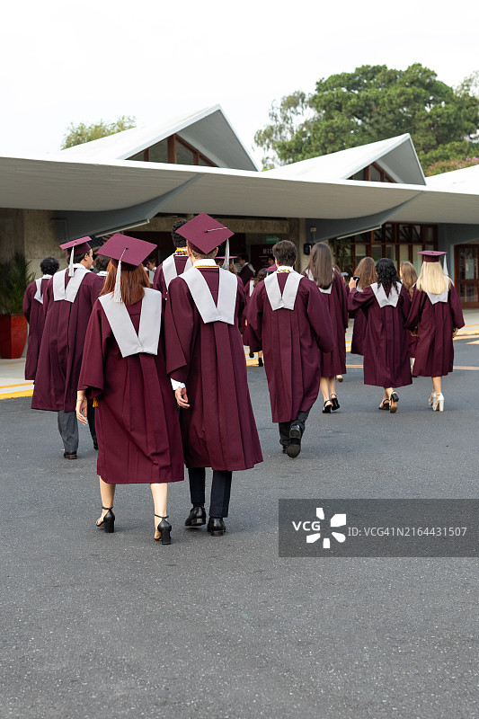 毕业典礼上快乐的年轻女毕业生肖像图片素材