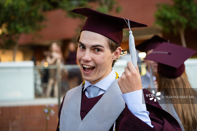 毕业典礼上年轻快乐的男毕业生肖像图片素材