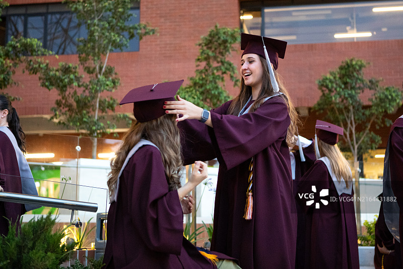 毕业典礼上快乐的年轻女毕业生肖像图片素材