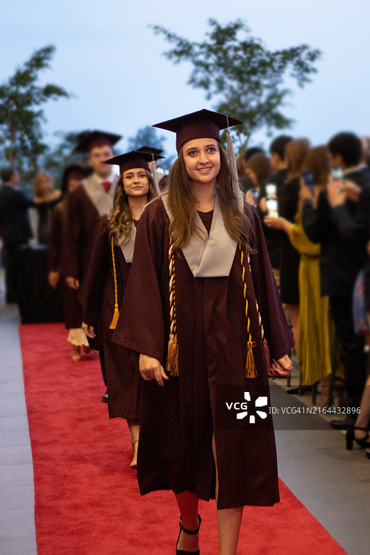 毕业生参加毕业典礼图片素材