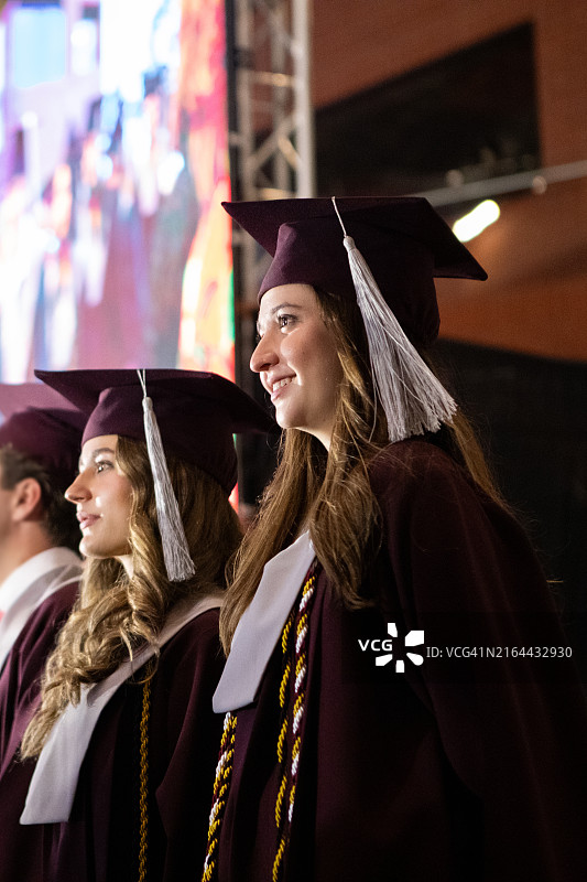 毕业典礼上快乐的年轻女毕业生肖像图片素材