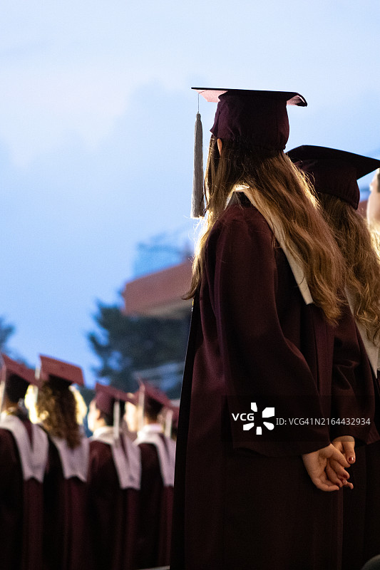 毕业典礼上毕业生的背影图片素材