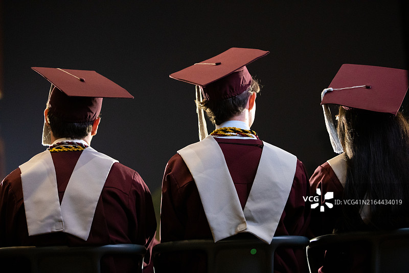 毕业典礼上毕业生的背影图片素材