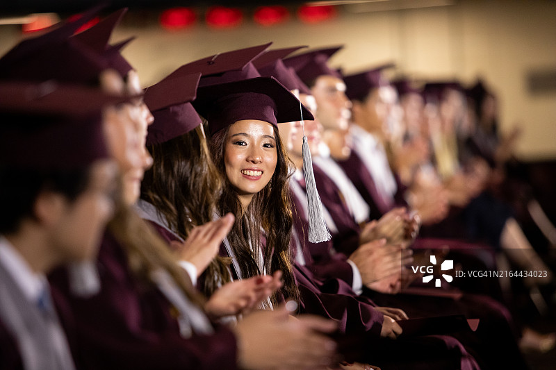 毕业典礼上快乐的女毕业生图片素材