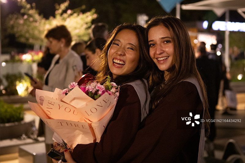 毕业典礼上快乐的年轻女毕业生肖像图片素材