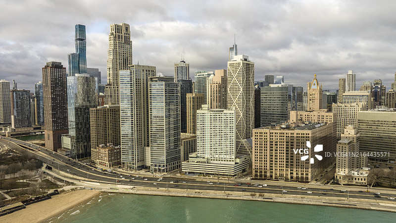 美国伊利诺伊州库克县：多云天空下的摩天大楼图片素材
