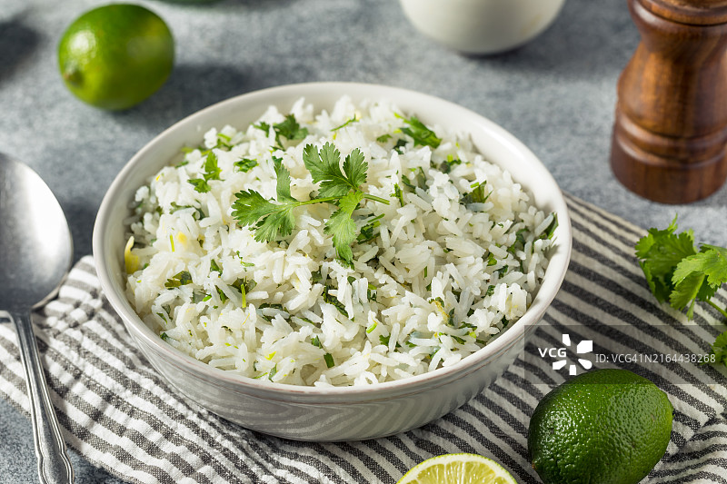 美国桌子上碗中食物的特写图片素材