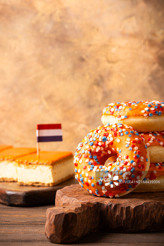 带有荷兰国王节活动的橙色奶油蛋糕甜点图片素材